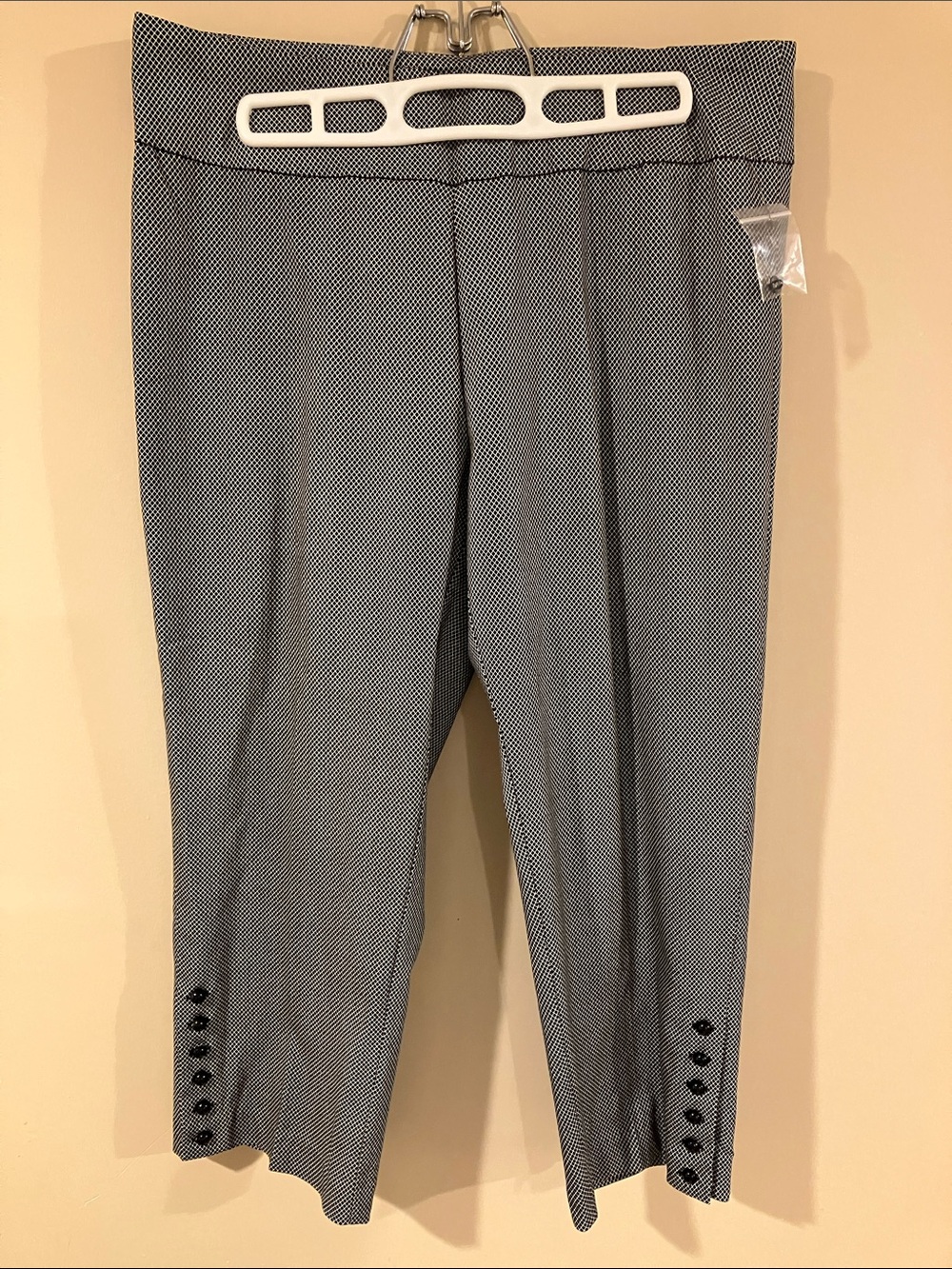 NWT Denver Hayes Black and White Geometric Janet Capri Pants